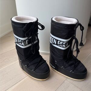 Black moon boots EU 35/38 US 4.5/7